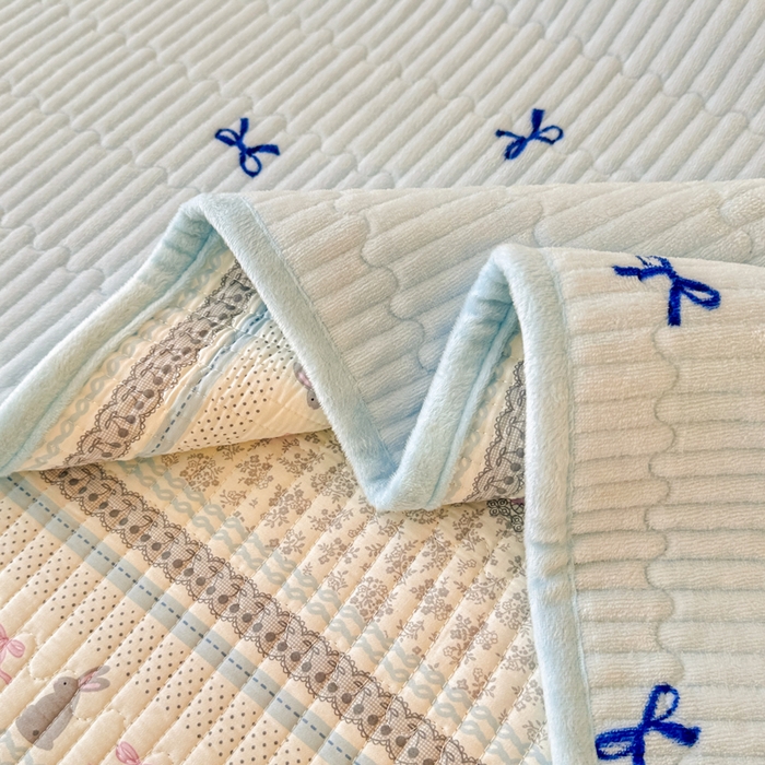 91家纺网 家纺一手货源 找家纺 （总）岚吉家纺 2025新款全棉133*72宝宝绒棉加绒一面纯棉一面牛奶绒双面可用单床盖学生床床垫 床盖单件