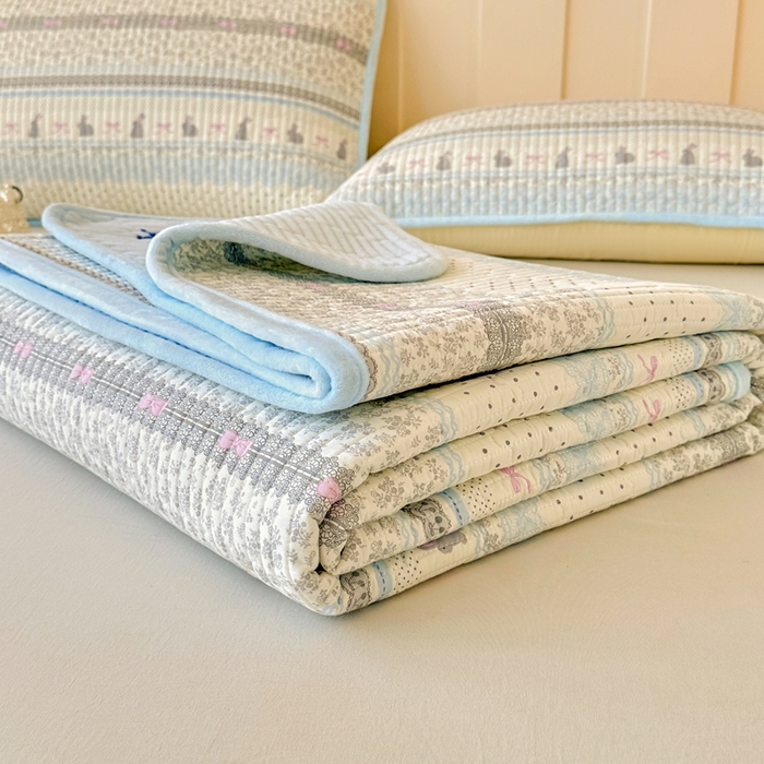 91家纺网 家纺一手货源 找家纺 岚吉家纺 2025新款全棉133*72宝宝绒棉加绒一面纯棉一面牛奶绒双面可用单床盖学生床床垫 床盖单件 花边兔