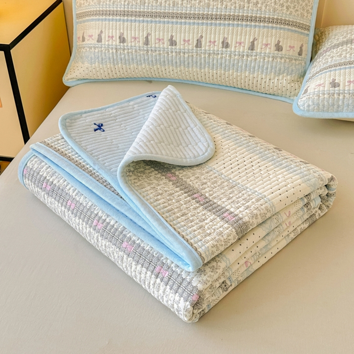 91家纺网 家纺一手货源 找家纺 岚吉家纺 2025新款全棉133*72宝宝绒棉加绒一面纯棉一面牛奶绒双面可用单床盖学生床床垫 床盖单件 花边兔