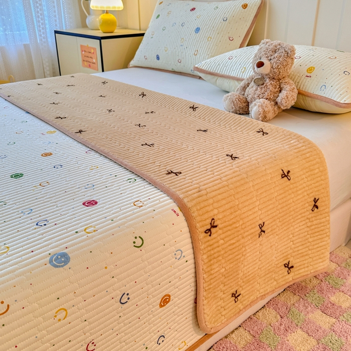 91家纺网 家纺一手货源 找家纺 岚吉家纺 2025新款全棉133*72宝宝绒棉加绒一面纯棉一面牛奶绒双面可用单床盖学生床床垫 床盖单件 多彩笑脸