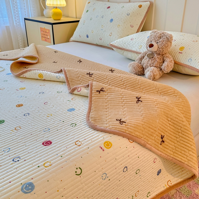 91家纺网 家纺一手货源 找家纺 岚吉家纺 2025新款全棉133*72宝宝绒棉加绒一面纯棉一面牛奶绒双面可用单床盖学生床床垫 床盖单件 多彩笑脸