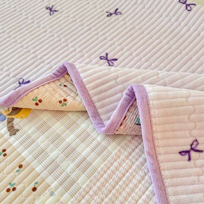 91家纺网 家纺一手货源 找家纺 岚吉家纺 2025新款全棉133*72宝宝绒棉加绒一面纯棉一面牛奶绒双面可用单床盖学生床床垫 床盖单件 快乐聚会