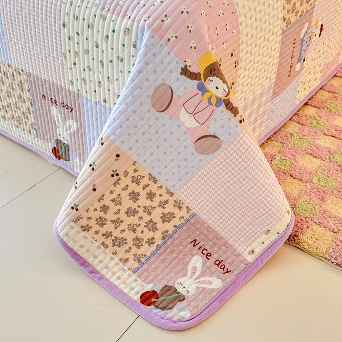 91家纺网 家纺一手货源 找家纺 岚吉家纺 2025新款全棉133*72宝宝绒棉加绒一面纯棉一面牛奶绒双面可用单床盖学生床床垫 床盖单件 快乐聚会