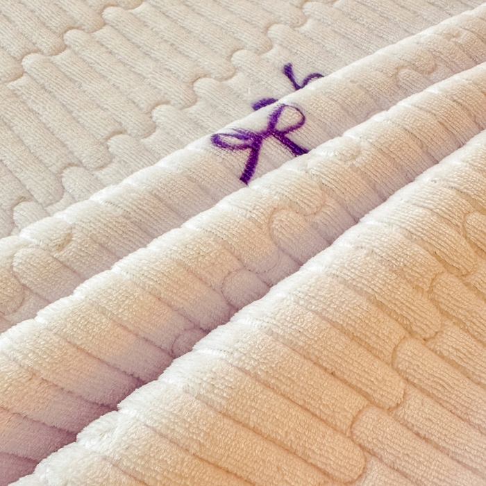 91家纺网 家纺一手货源 找家纺 岚吉家纺 2025新款全棉133*72宝宝绒棉加绒一面纯棉一面牛奶绒双面可用单床盖学生床床垫 床盖单件 快乐聚会