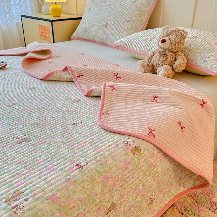 91家纺网 家纺一手货源 找家纺 岚吉家纺 2025新款全棉133*72宝宝绒棉加绒一面纯棉一面牛奶绒双面可用单床盖学生床床垫 床盖单件 美梦花园