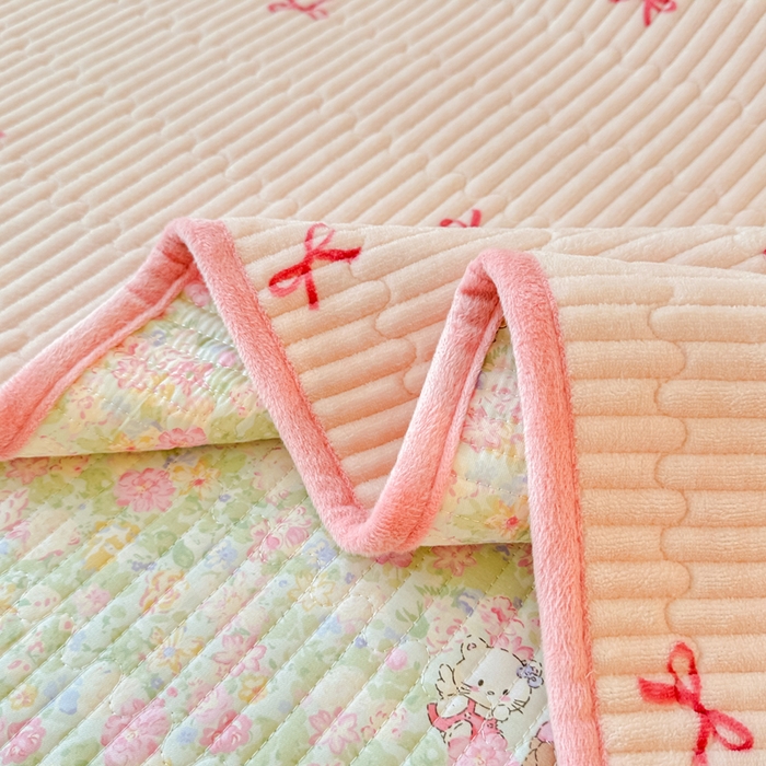 91家纺网 家纺一手货源 找家纺 岚吉家纺 2025新款全棉133*72宝宝绒棉加绒一面纯棉一面牛奶绒双面可用单床盖学生床床垫 床盖单件 美梦花园