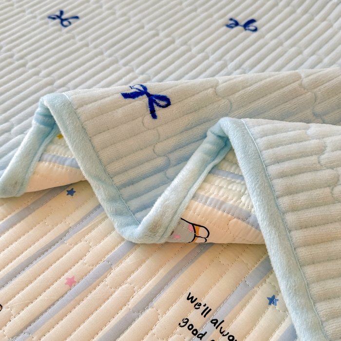 91家纺网 家纺一手货源 找家纺 岚吉家纺 2025新款全棉133*72宝宝绒棉加绒一面纯棉一面牛奶绒双面可用单床盖学生床床垫 床盖单件 糖纸童年