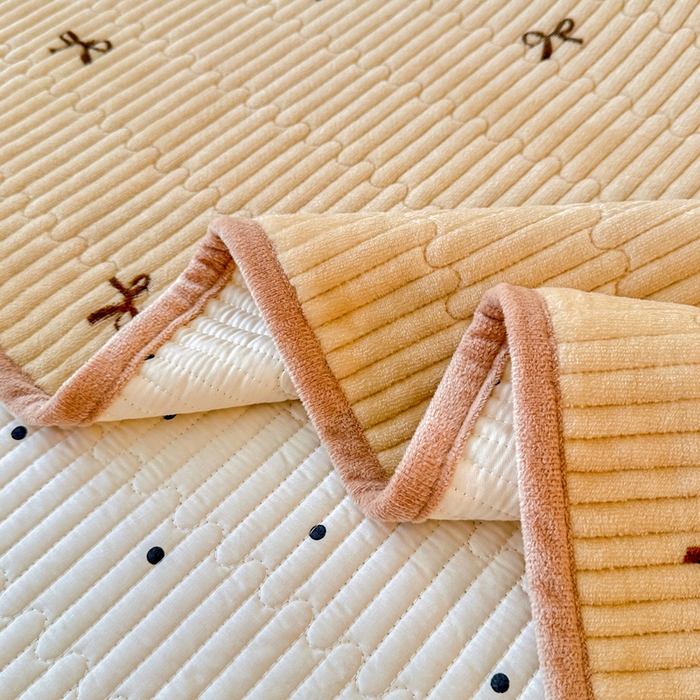 91家纺网 家纺一手货源 找家纺 岚吉家纺 2025新款全棉133*72宝宝绒棉加绒一面纯棉一面牛奶绒双面可用单床盖学生床床垫 床盖单件 小黑点点（米）