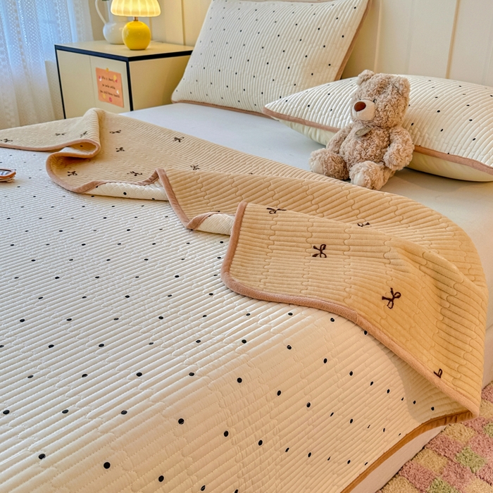 91家纺网 家纺一手货源 找家纺 岚吉家纺 2025新款全棉133*72宝宝绒棉加绒一面纯棉一面牛奶绒双面可用单床盖学生床床垫 床盖单件 小黑点点（米）