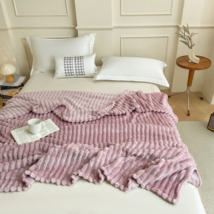 91家纺网 家纺一手货源 找家纺 雅芝蓝 2025新款跨境外贸直播爆品兔毛绒高克重多功能抽条毛毯盖毯午睡毯 淡紫色