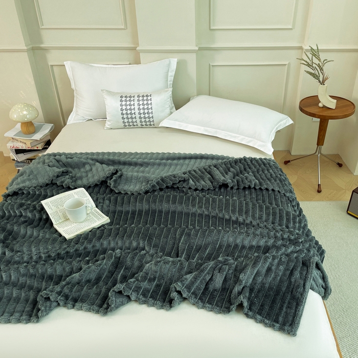 91家纺网 家纺一手货源 找家纺 雅芝蓝 2025新款跨境外贸直播爆品兔毛绒高克重多功能抽条毛毯盖毯午睡毯 深灰