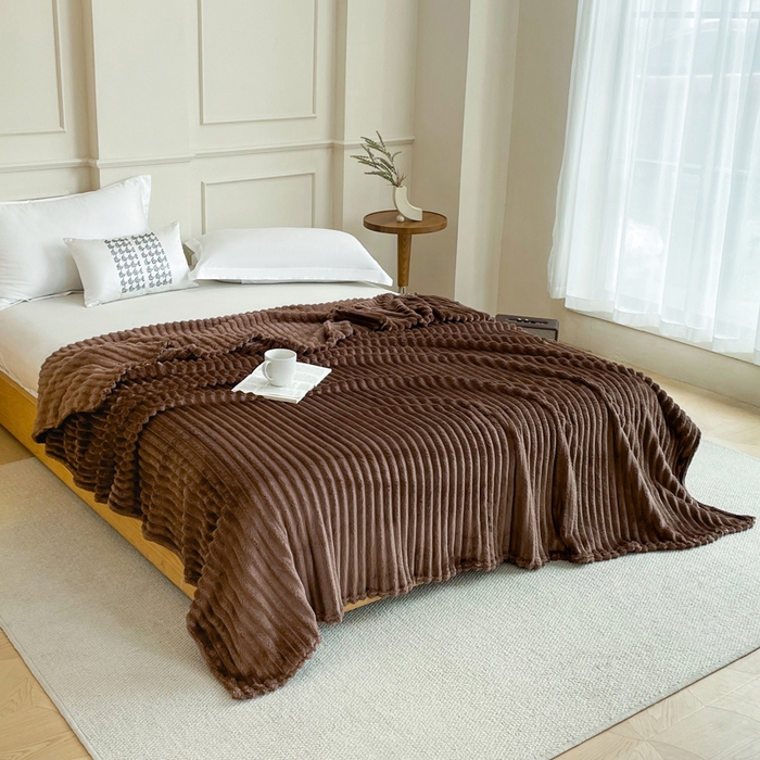 91家纺网 家纺一手货源 找家纺 雅芝蓝 2025新款跨境外贸直播爆品兔毛绒高克重多功能抽条毛毯盖毯午睡毯 咖色