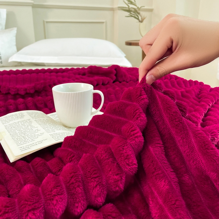 91家纺网 家纺一手货源 找家纺 雅芝蓝 2025新款跨境外贸直播爆品兔毛绒高克重多功能抽条毛毯盖毯午睡毯 酒红