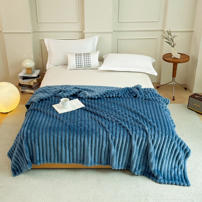 91家纺网 家纺一手货源 找家纺 雅芝蓝 2025新款跨境外贸直播爆品兔毛绒高克重多功能抽条毛毯盖毯午睡毯 藏青