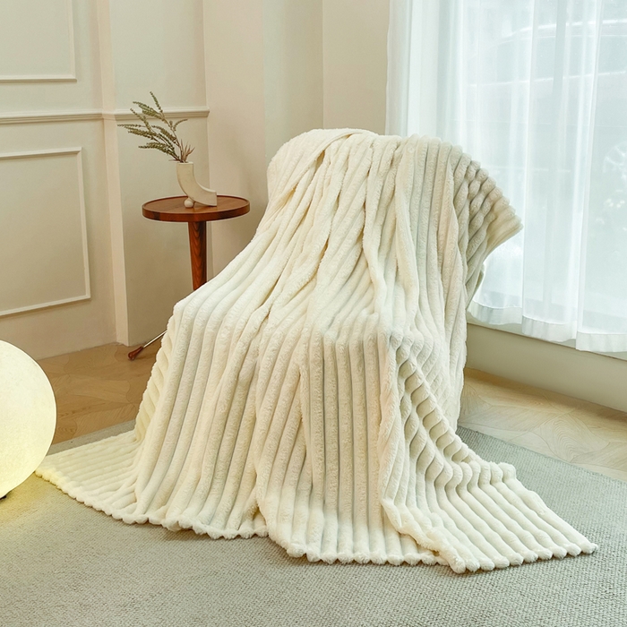 91家纺网 家纺一手货源 找家纺 雅芝蓝 2025新款跨境外贸直播爆品兔毛绒高克重多功能抽条毛毯盖毯午睡毯 奶白