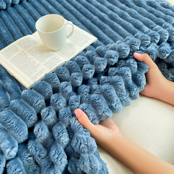 91家纺网 家纺一手货源 找家纺 雅芝蓝 2025新款跨境外贸直播爆品兔毛绒高克重多功能抽条毛毯盖毯午睡毯 藏青