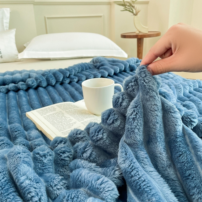 91家纺网 家纺一手货源 找家纺 雅芝蓝 2025新款跨境外贸直播爆品兔毛绒高克重多功能抽条毛毯盖毯午睡毯 藏青