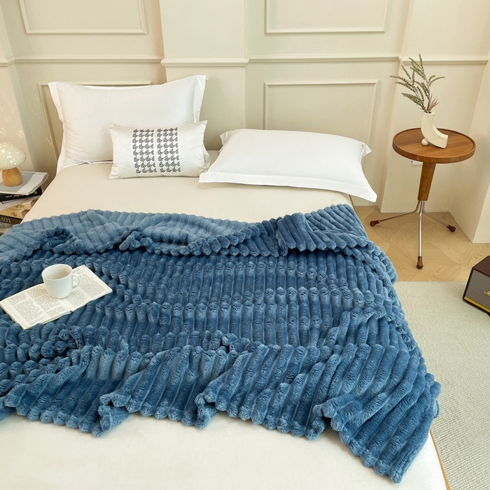 91家纺网 家纺一手货源 找家纺 雅芝蓝 2025新款跨境外贸直播爆品兔毛绒高克重多功能抽条毛毯盖毯午睡毯 藏青