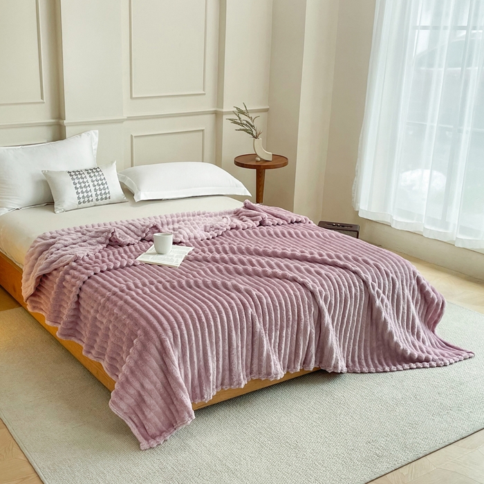 91家纺网 家纺一手货源 找家纺 雅芝蓝 2025新款跨境外贸直播爆品兔毛绒高克重多功能抽条毛毯盖毯午睡毯 淡紫色