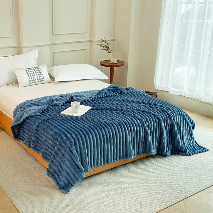 91家纺网 家纺一手货源 找家纺 雅芝蓝 2025新款跨境外贸直播爆品兔毛绒高克重多功能抽条毛毯盖毯午睡毯 藏青