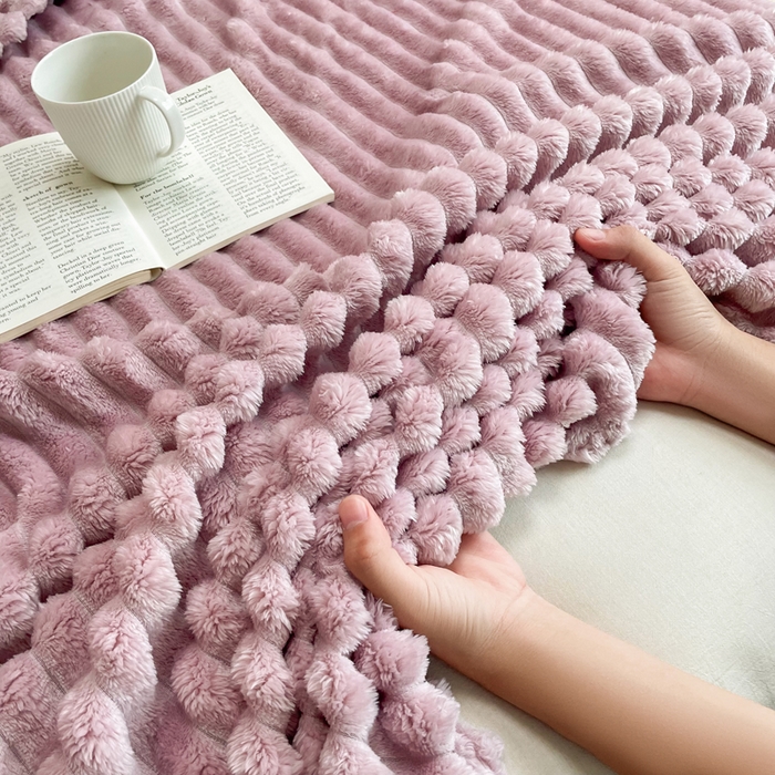 91家纺网 家纺一手货源 找家纺 雅芝蓝 2025新款跨境外贸直播爆品兔毛绒高克重多功能抽条毛毯盖毯午睡毯 淡紫色