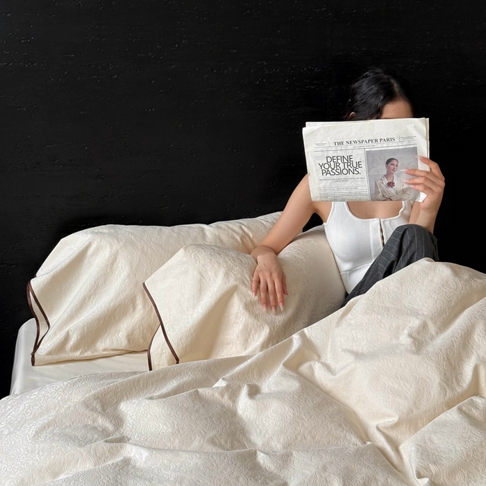 91家纺网 家纺一手货源 找家纺 （总）鹿班家居 2025年新款秋冬云感超柔厚织提花浮雕系列四件套-米亚迪斯（标准会员-20元）