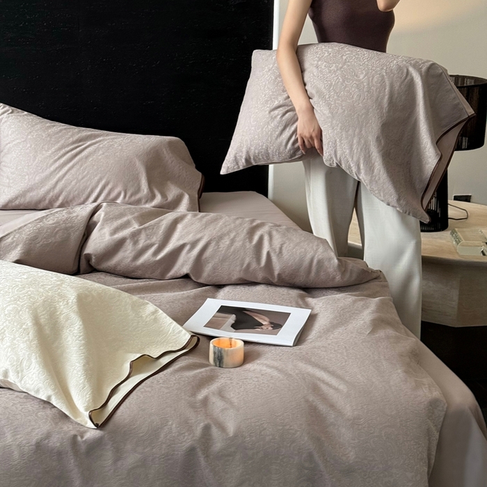 91家纺网 家纺一手货源 找家纺 鹿班家居 2025年新款秋冬云感超柔厚织提花浮雕系列四件套-米亚迪斯（标准会员-20元） 咖色