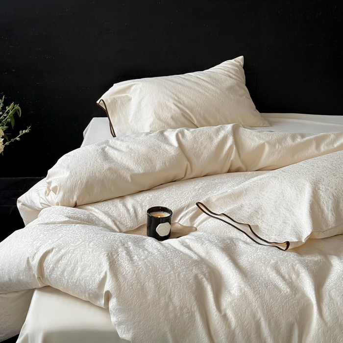 91家纺网 家纺一手货源 找家纺 鹿班家居 2025年新款秋冬云感超柔厚织提花浮雕系列四件套-米亚迪斯（标准会员-20元） 白色