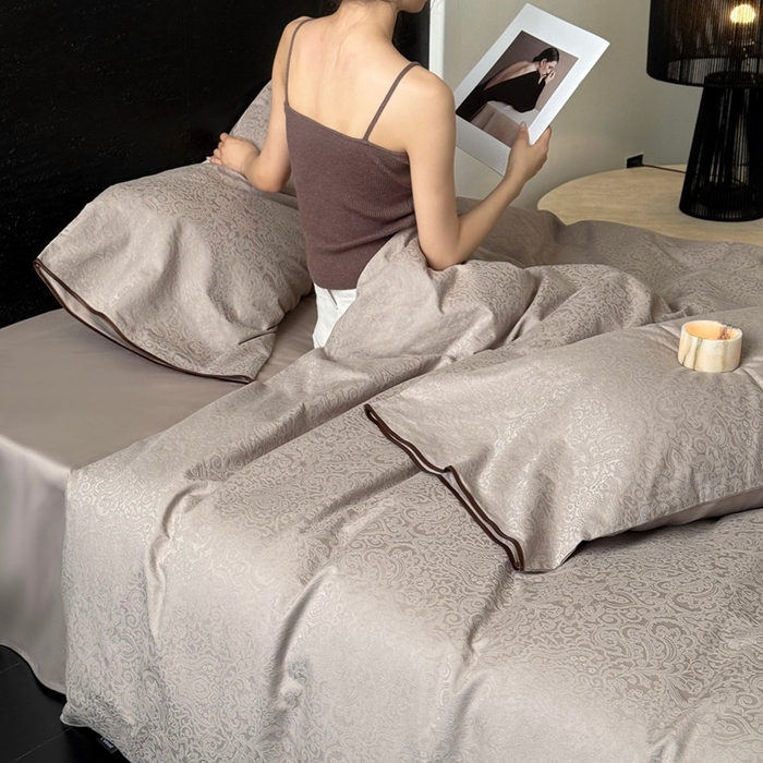 91家纺网 家纺一手货源 找家纺 鹿班家居 2025年新款秋冬云感超柔厚织提花浮雕系列四件套-米亚迪斯（标准会员-20元） 咖色