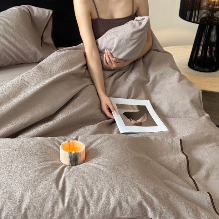 91家纺网 家纺一手货源 找家纺 鹿班家居 2025年新款秋冬云感超柔厚织提花浮雕系列四件套-米亚迪斯（标准会员-20元） 咖色