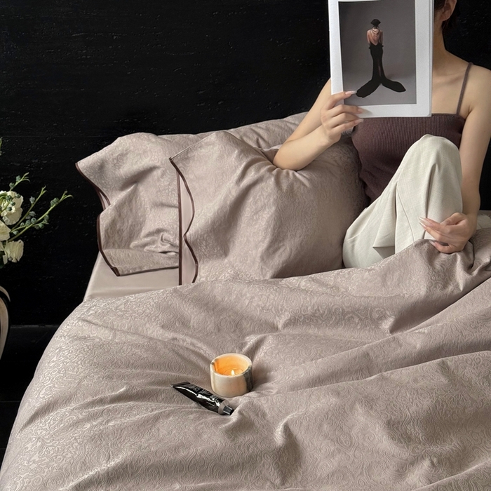 91家纺网 家纺一手货源 找家纺 鹿班家居 2025年新款秋冬云感超柔厚织提花浮雕系列四件套-米亚迪斯（标准会员-20元） 咖色