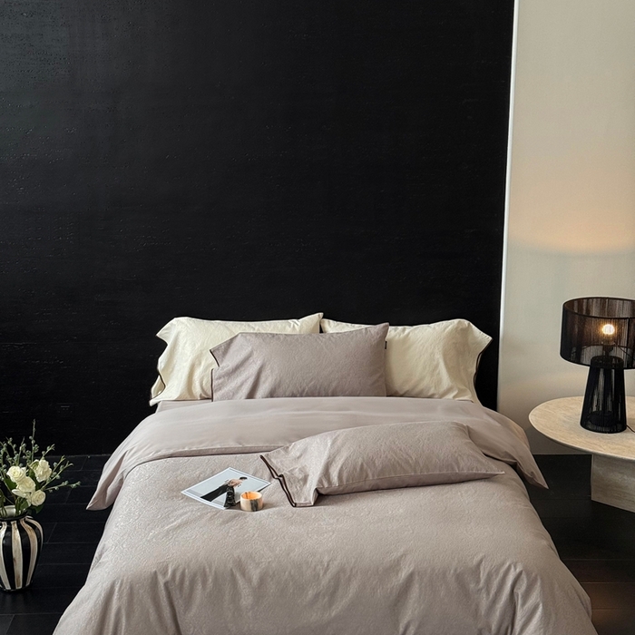 91家纺网 家纺一手货源 找家纺 鹿班家居 2025年新款秋冬云感超柔厚织提花浮雕系列四件套-米亚迪斯（标准会员-20元） 咖色