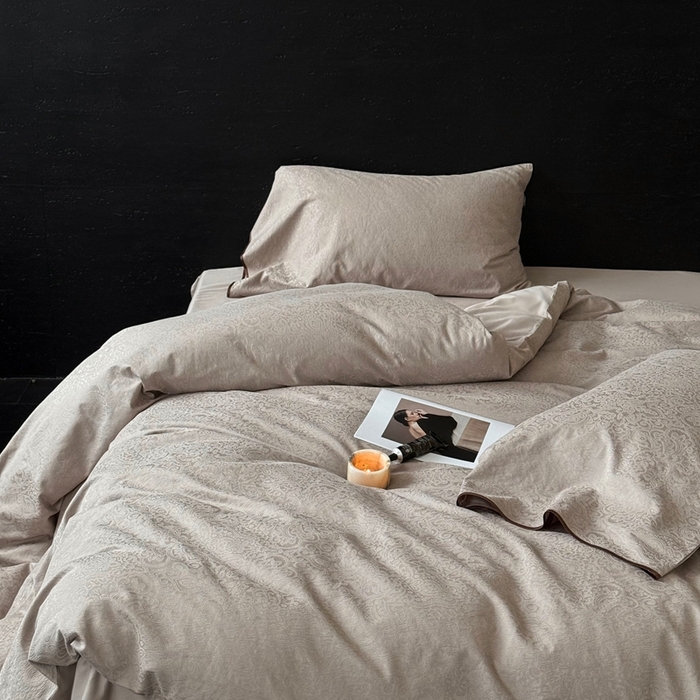 91家纺网 家纺一手货源 找家纺 鹿班家居 2025年新款秋冬云感超柔厚织提花浮雕系列四件套-米亚迪斯（标准会员-20元） 咖色