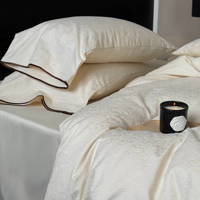 91家纺网 家纺一手货源 找家纺 鹿班家居 2025年新款秋冬云感超柔厚织提花浮雕系列四件套-米亚迪斯（标准会员-20元） 白色