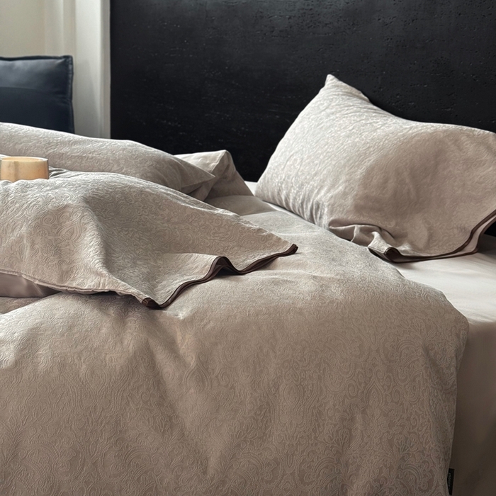 91家纺网 家纺一手货源 找家纺 鹿班家居 2025年新款秋冬云感超柔厚织提花浮雕系列四件套-米亚迪斯（标准会员-20元） 咖色