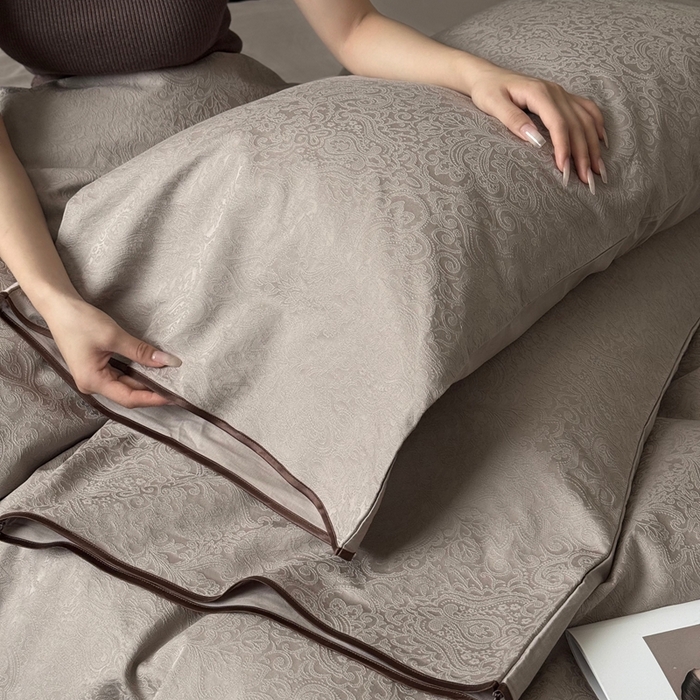 91家纺网 家纺一手货源 找家纺 鹿班家居 2025年新款秋冬云感超柔厚织提花浮雕系列四件套-米亚迪斯（标准会员-20元） 咖色