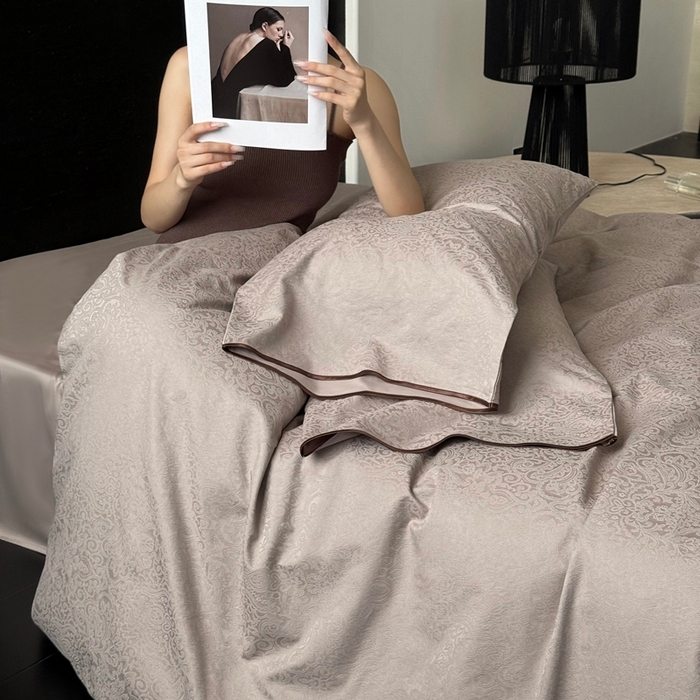 91家纺网 家纺一手货源 找家纺 鹿班家居 2025年新款秋冬云感超柔厚织提花浮雕系列四件套-米亚迪斯（标准会员-20元） 咖色