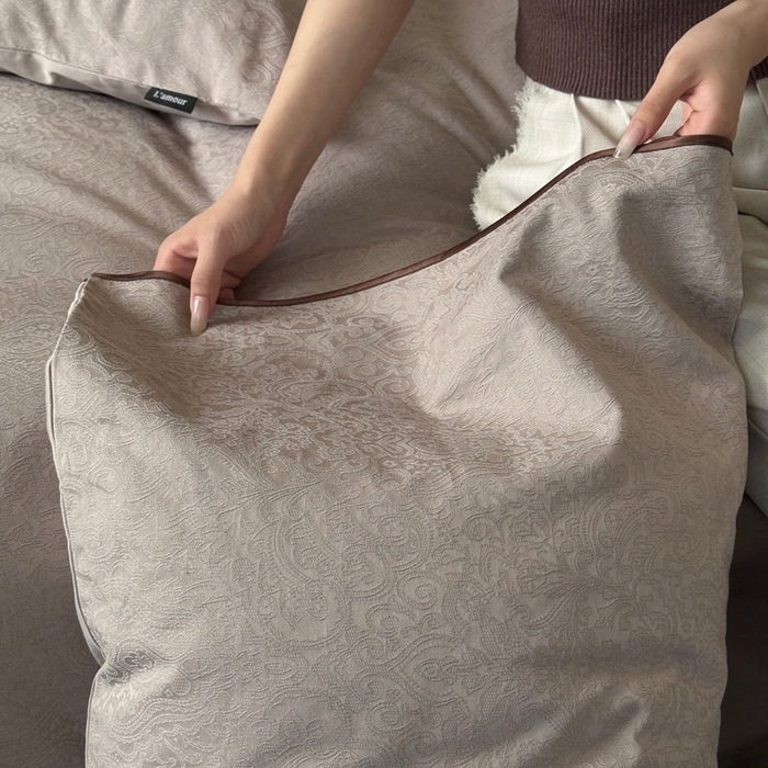 91家纺网 家纺一手货源 找家纺 鹿班家居 2025年新款秋冬云感超柔厚织提花浮雕系列四件套-米亚迪斯（标准会员-20元） 咖色