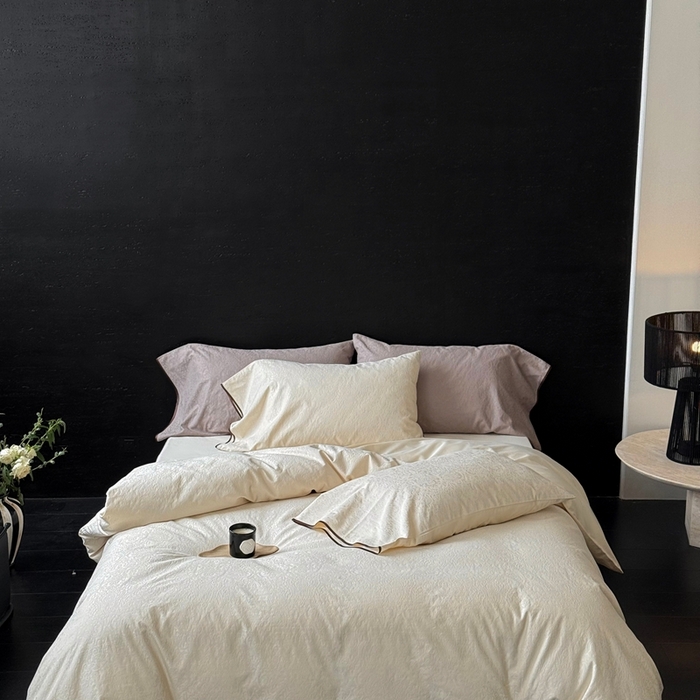 91家纺网 家纺一手货源 找家纺 鹿班家居 2025年新款秋冬云感超柔厚织提花浮雕系列四件套-米亚迪斯（标准会员-20元） 白色