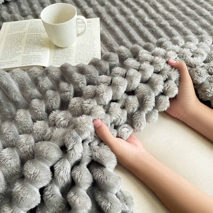 91家纺网 家纺一手货源 找家纺 雅芝蓝 2025新款跨境外贸直播爆品兔毛绒高克重多功能抽条毛毯盖毯午睡毯 浅灰