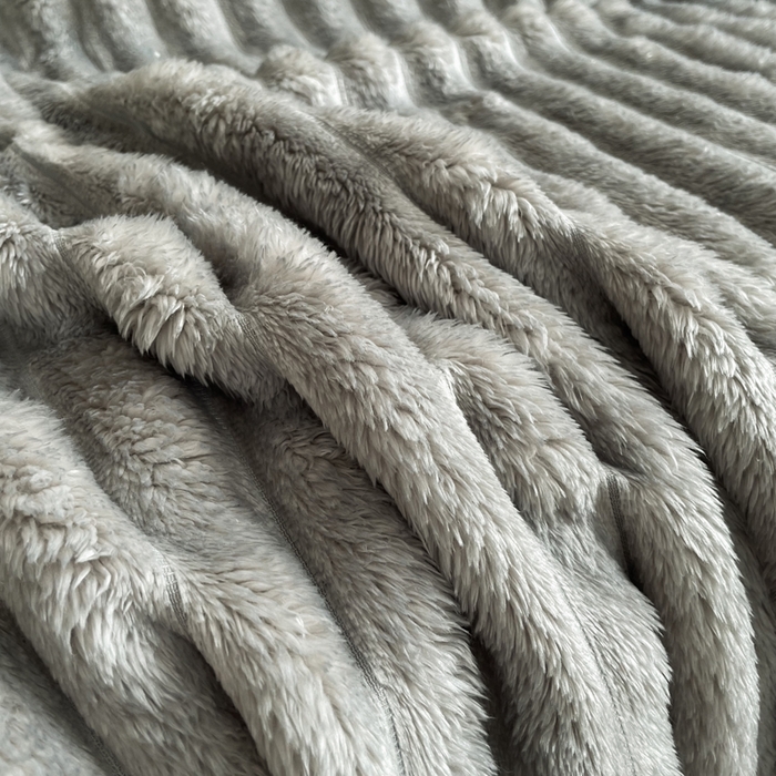 91家纺网 家纺一手货源 找家纺 雅芝蓝 2025新款跨境外贸直播爆品兔毛绒高克重多功能抽条毛毯盖毯午睡毯 浅灰