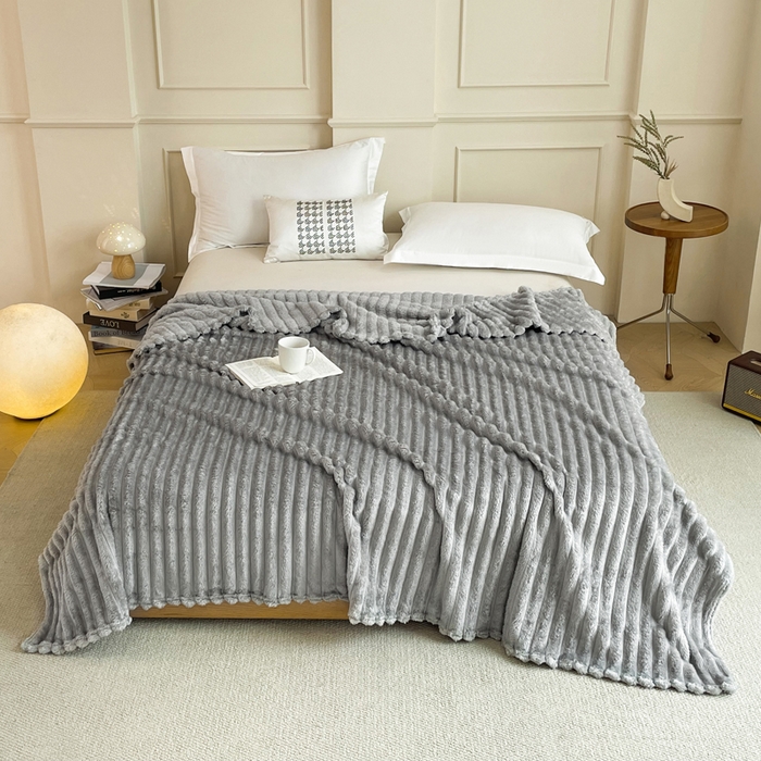 91家纺网 家纺一手货源 找家纺 雅芝蓝 2025新款跨境外贸直播爆品兔毛绒高克重多功能抽条毛毯盖毯午睡毯 浅灰