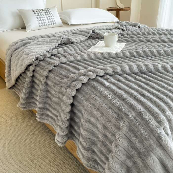 91家纺网 家纺一手货源 找家纺 雅芝蓝 2025新款跨境外贸直播爆品兔毛绒高克重多功能抽条毛毯盖毯午睡毯 浅灰