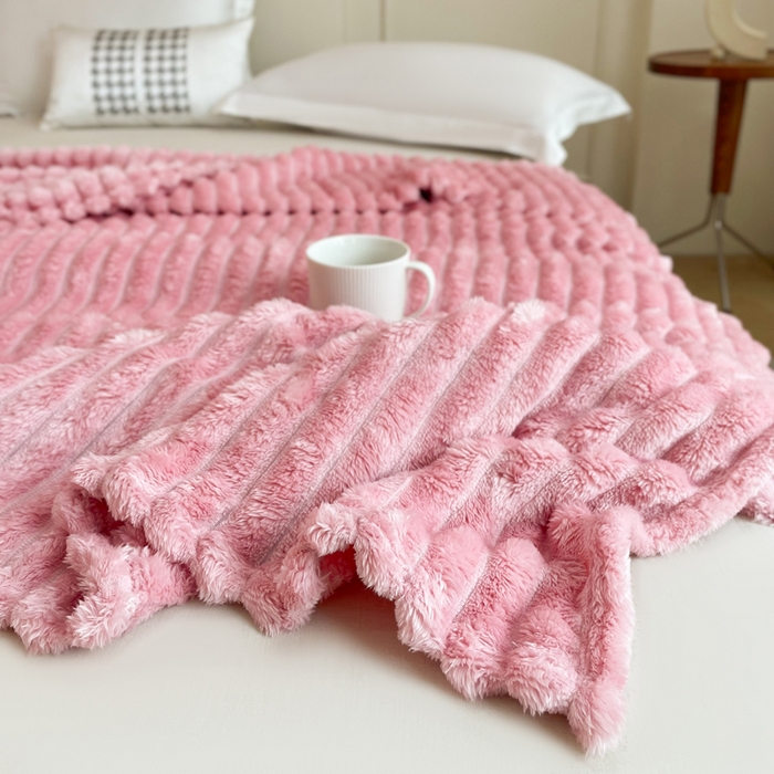 91家纺网 家纺一手货源 找家纺 雅芝蓝 2025新款跨境外贸直播爆品兔毛绒高克重多功能抽条毛毯盖毯午睡毯 粉色