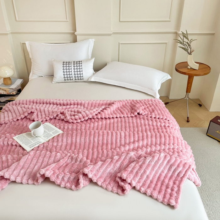 91家纺网 家纺一手货源 找家纺 雅芝蓝 2025新款跨境外贸直播爆品兔毛绒高克重多功能抽条毛毯盖毯午睡毯 粉色