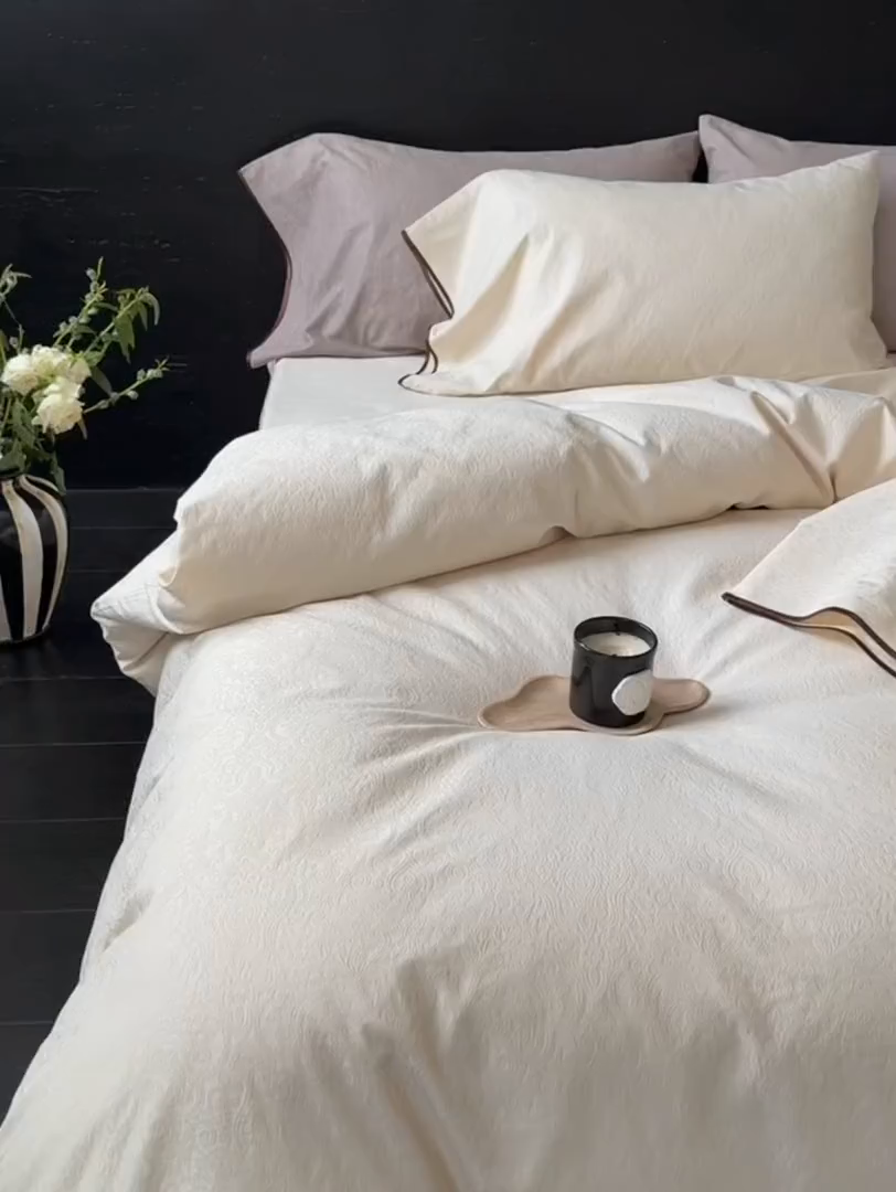 91家纺网 家纺一手货源 找家纺 （总）鹿班家居 2025年新款秋冬云感超柔厚织提花浮雕系列四件套-米亚迪斯（标准会员-20元）