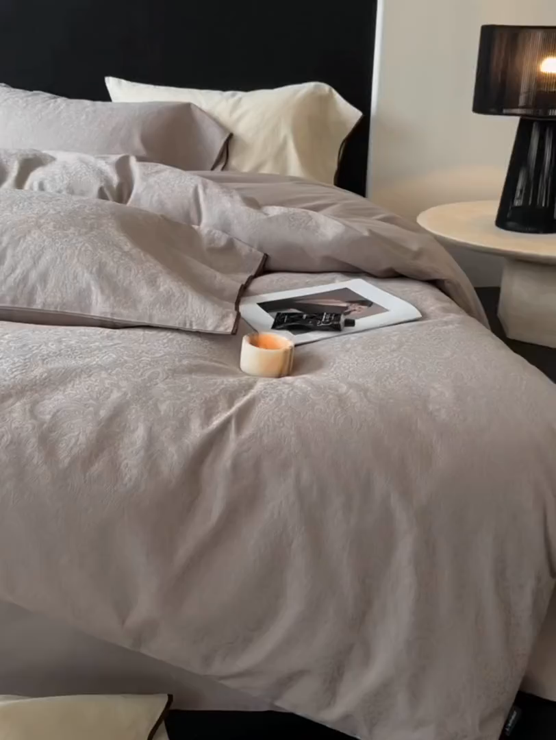 91家纺网 家纺一手货源 找家纺 鹿班家居 2025年新款秋冬云感超柔厚织提花浮雕系列四件套-米亚迪斯（标准会员-20元） 咖色