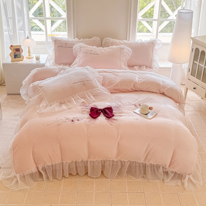 91家纺网 家纺一手货源 找家纺 （总）锦格家纺 2025新款牛奶绒刺绣四件套-瑟兰蝶