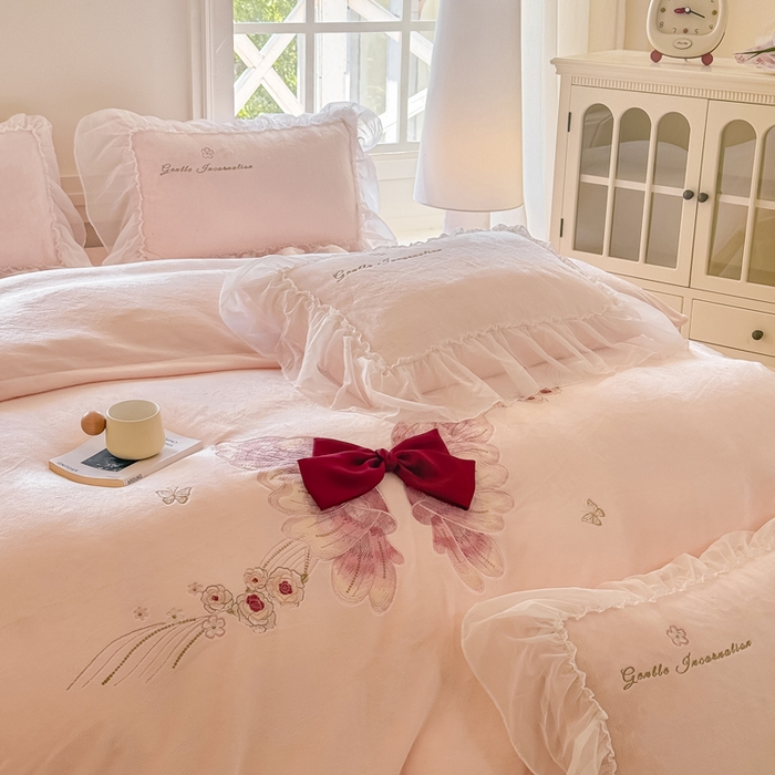 91家纺网 家纺一手货源 找家纺 （总）锦格家纺 2025新款牛奶绒刺绣四件套-瑟兰蝶