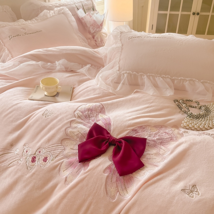 91家纺网 家纺一手货源 找家纺 （总）锦格家纺 2025新款牛奶绒刺绣四件套-瑟兰蝶